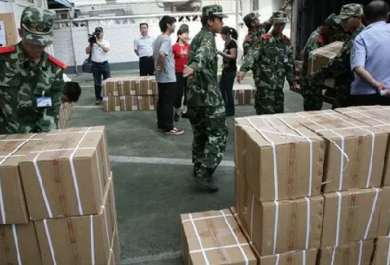 成捆高考試卷太重，印刷廠職工使用手動(dòng)液壓搬運(yùn)車更省力